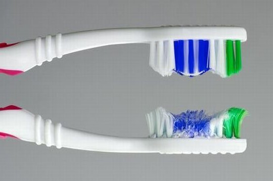 Duas escovas dentais