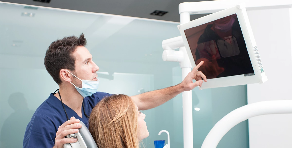 Dentistas mostrando um Check-Up Digital Preventivo