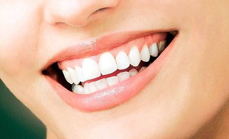 Mulher sorrindo com dentes brilhantes