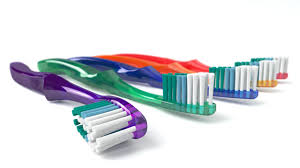 5 Escovas de dentes, uma roxa, uma verde, uma azul, uma laranja e uma vermelha