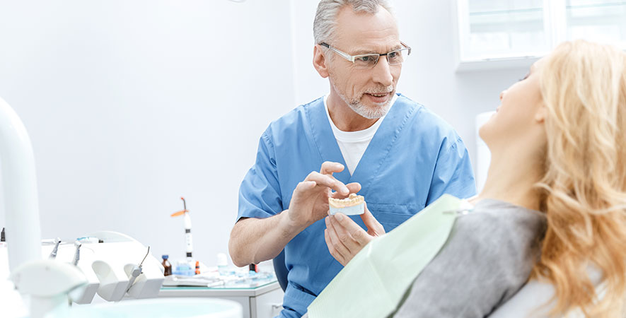 Dentista explicando para paciente sobre a ortopedia facial