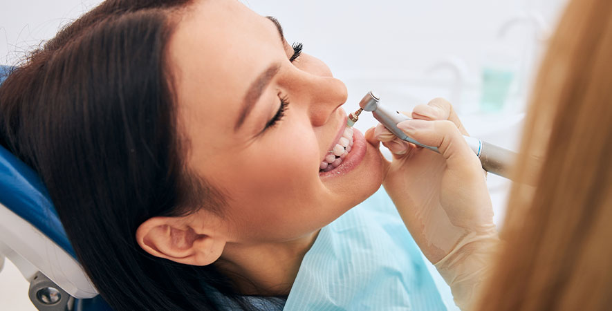 Paciente mulher realizando uma procedimento estético nos dentes