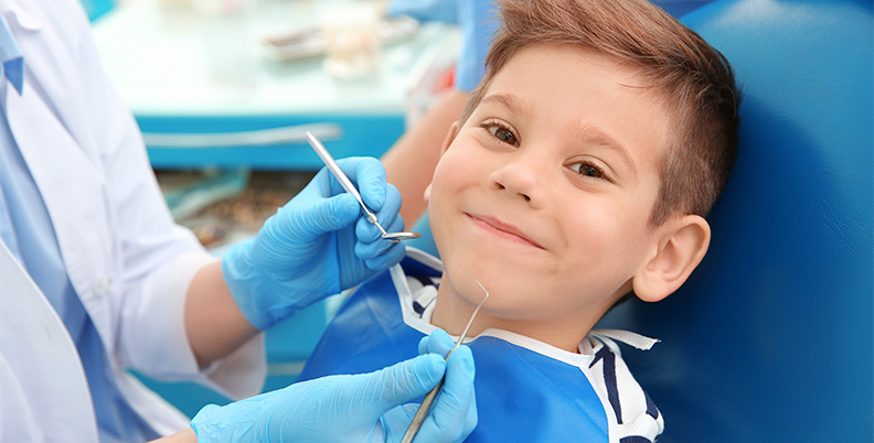 menino feliz no dentista