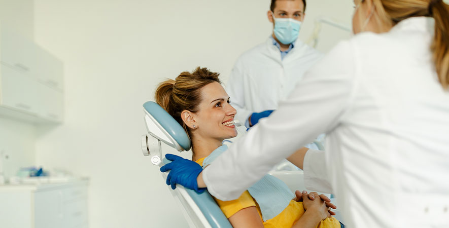 Paciente mulher realizando um clareamento dental convencional sem uso de luz