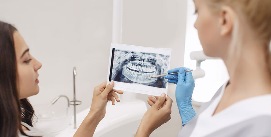 Dentista mostrando o nível de detalhamento do check-up digital