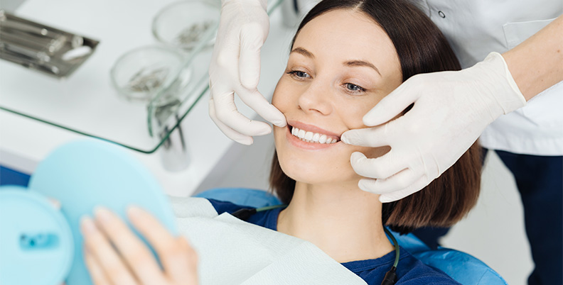 mulher-no-dentista-olhando-os-dentes