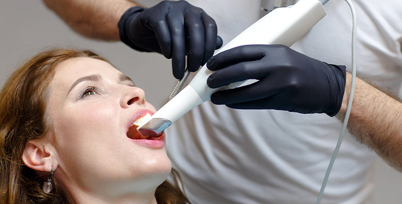 dentista escaneando sorriso do paciente