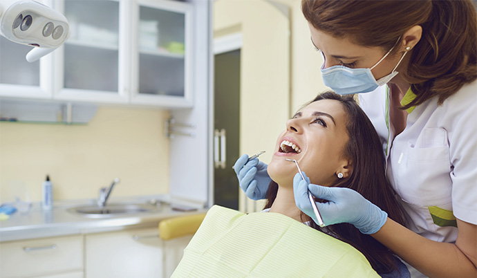 mulher em uma consulta de rotina com sua dentista