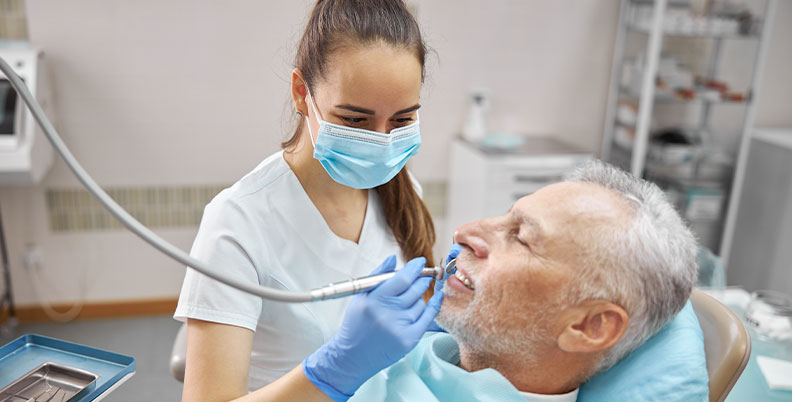 Paciente masculino realizando um procedimento nos dentes