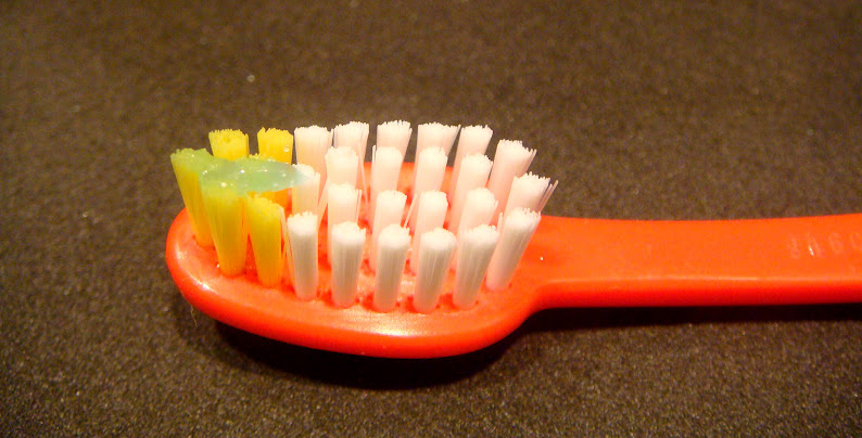 Escova de dente com pouca quantidade de creme dental