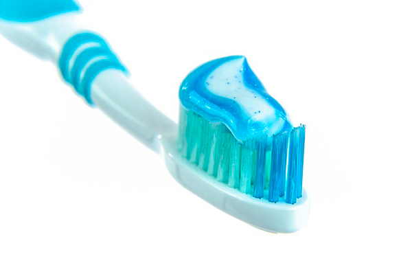 Escova de dentes com pasta dental